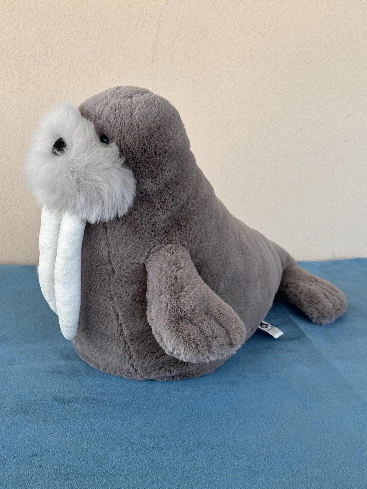Peluche JellyCat grande Willie Walrus mammifero marino in pensione zanna mammifero marino cm.40