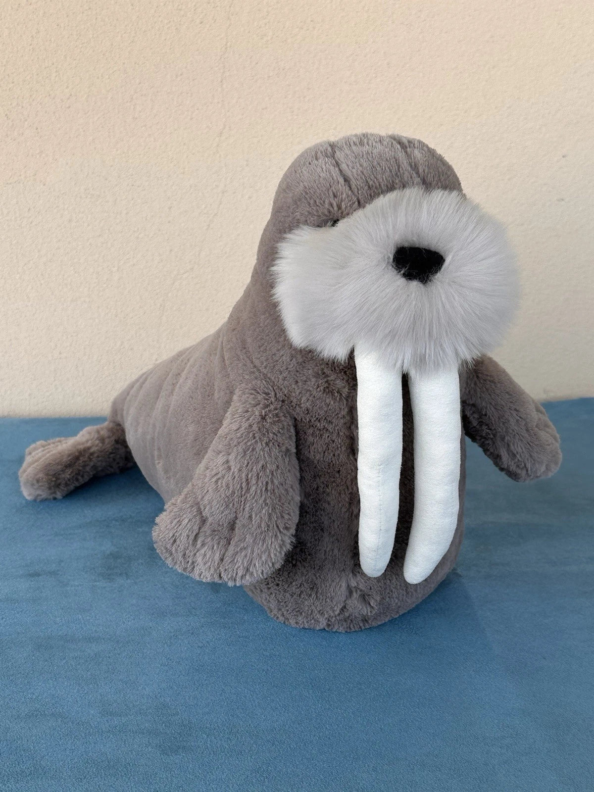 Peluche JellyCat grande Willie Walrus mammifero marino in pensione zanna mammifero marino cm.40