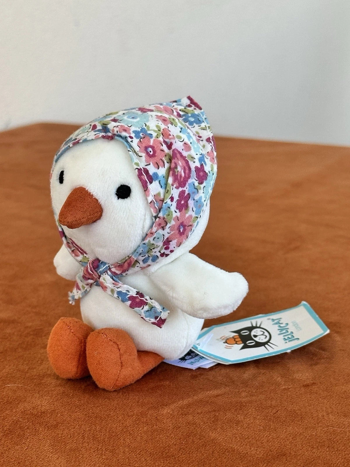 NUOVO Jellycat Betty Bonnet Cream Pulcino Nuovo con etichette Raro Pensionato Fiori Vestito Uccellino HTF