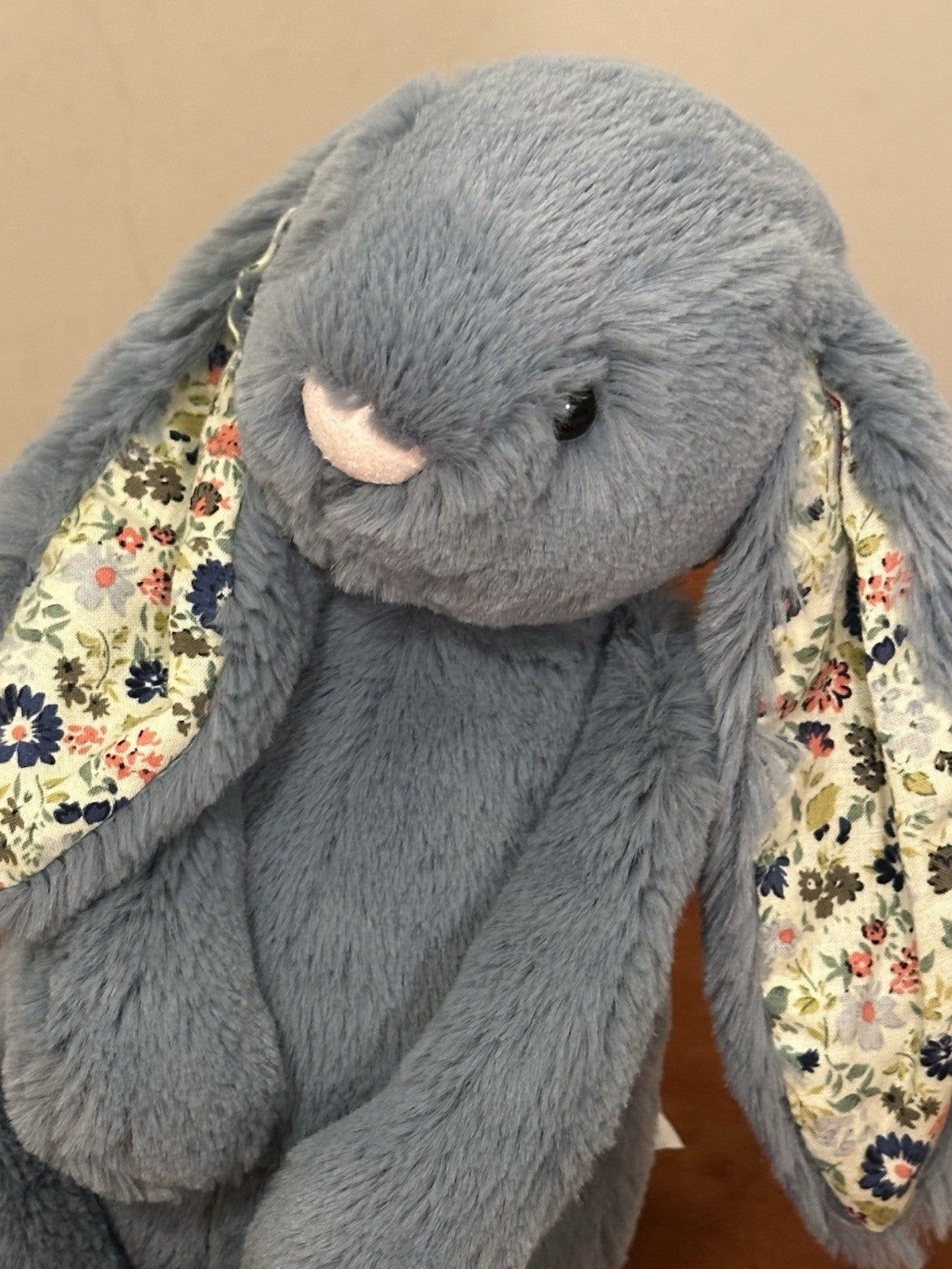 Peluche coniglietto Jellycat Medium Bashful blu scuro fiori nuovo senza etichette coniglio in pensione-