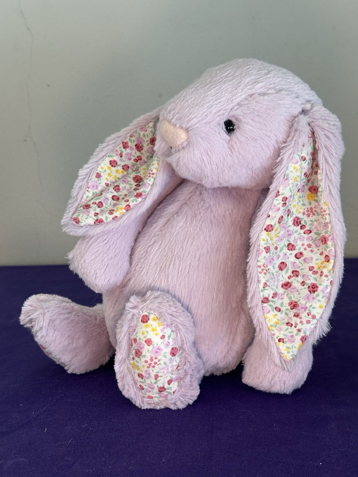 Coniglietto Jellycat Medium Bashful con fiori di gelsomino in pensione raro lilla con fiore coniglio-