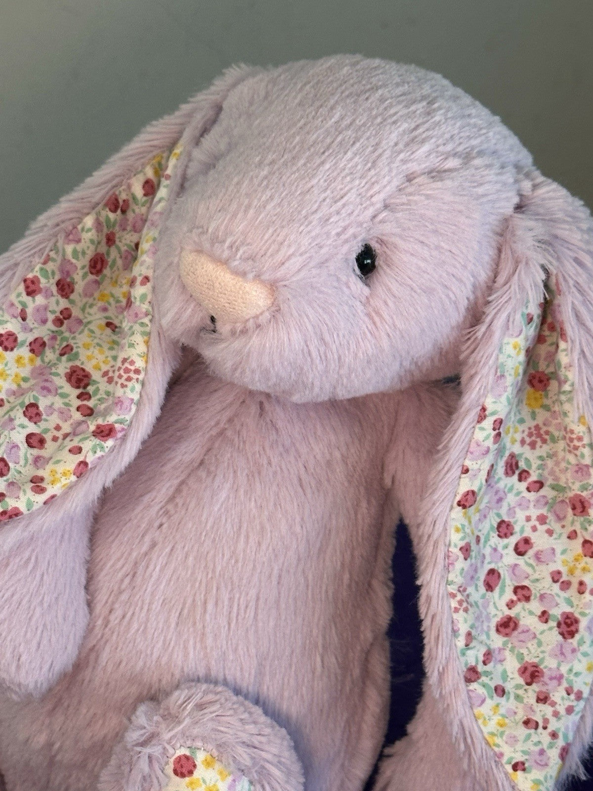 Coniglietto Jellycat Medium Bashful con fiori di gelsomino in pensione raro lilla con fiore coniglio-