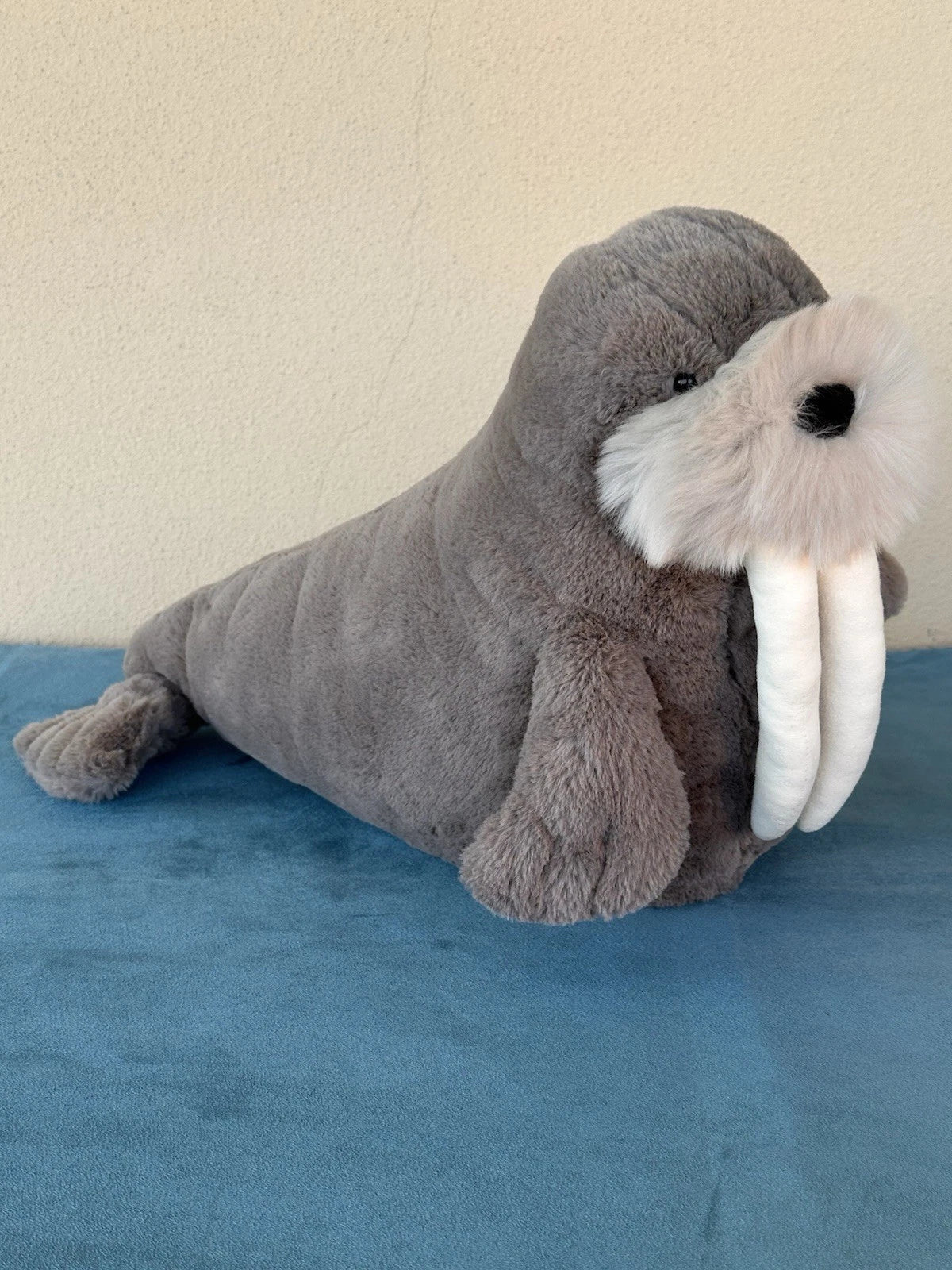 Peluche JellyCat grande Willie Walrus mammifero marino in pensione zanna mammifero marino cm.40