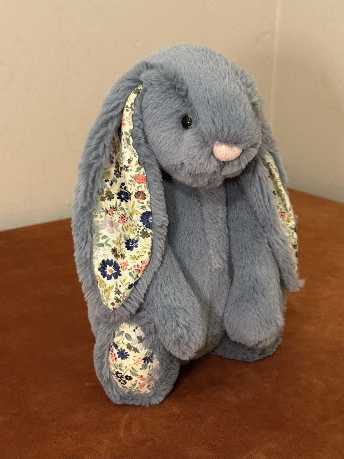 Peluche coniglietto Jellycat Medium Bashful blu scuro fiori nuovo senza etichette coniglio in pensione-