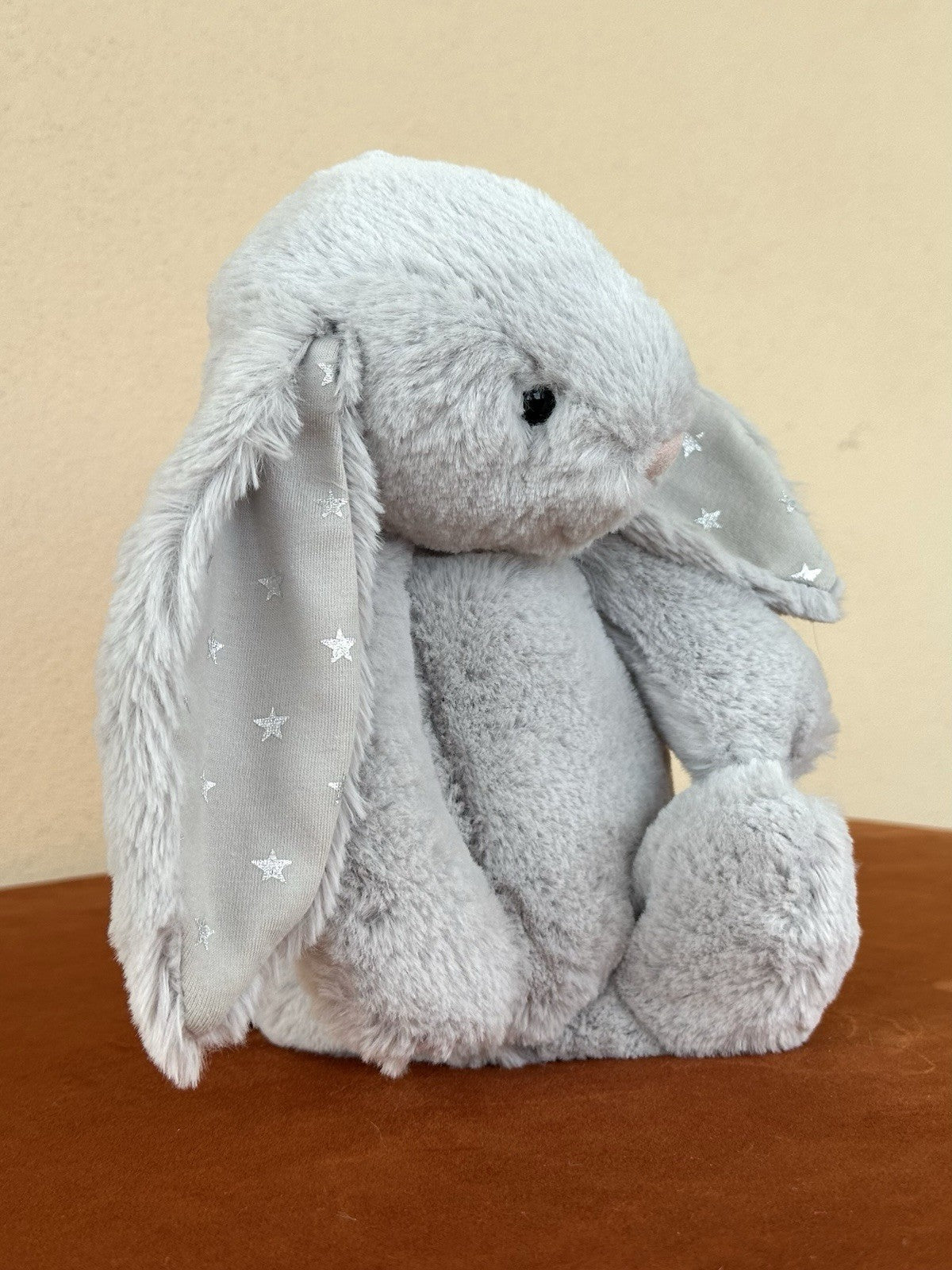 Peluche coniglietto Jellycat Medium Bashful Shimmer grigio chiaro con stelle argento coniglio-