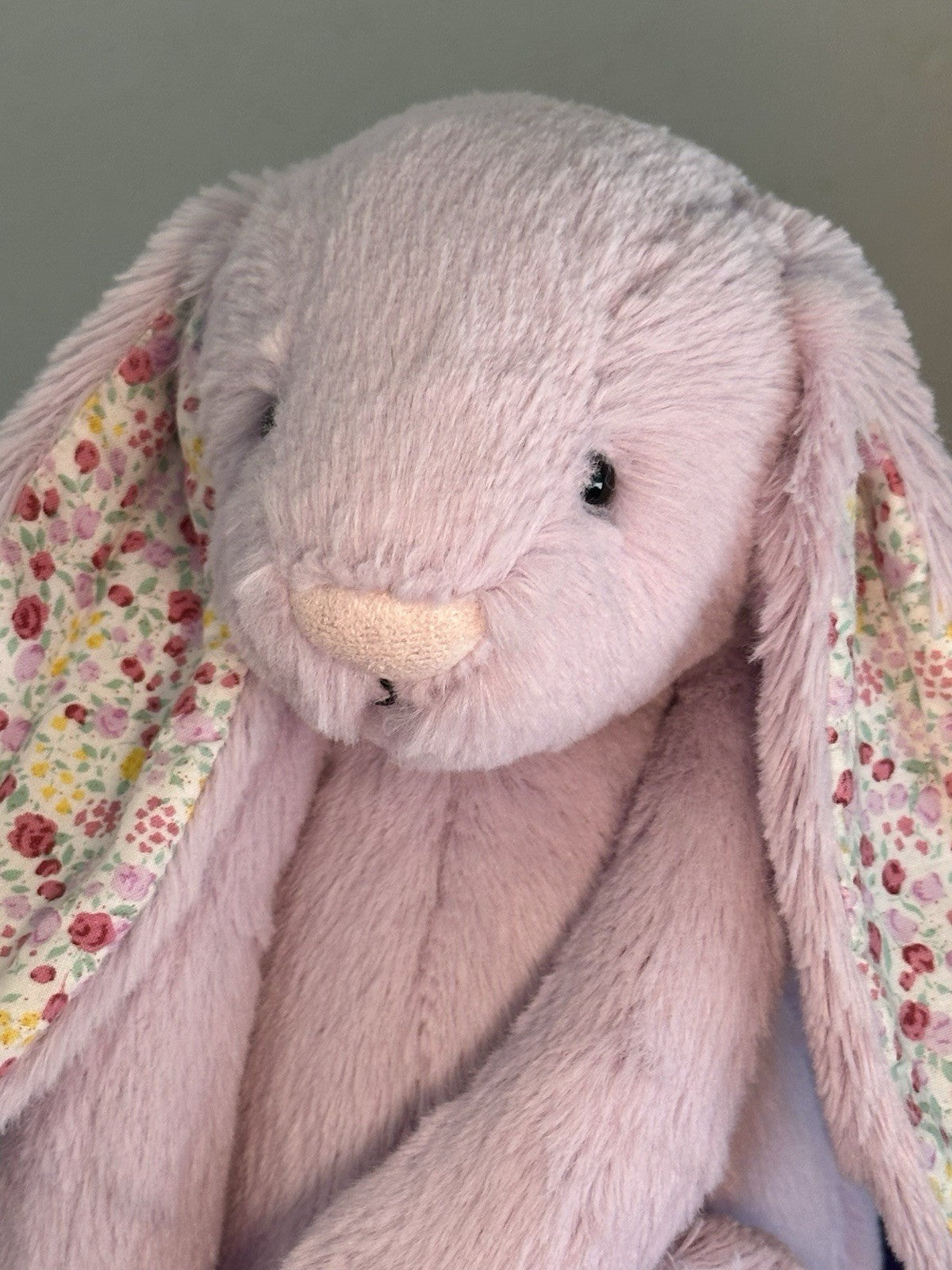 Coniglietto Jellycat Medium Bashful con fiori di gelsomino in pensione raro lilla con fiore coniglio-
