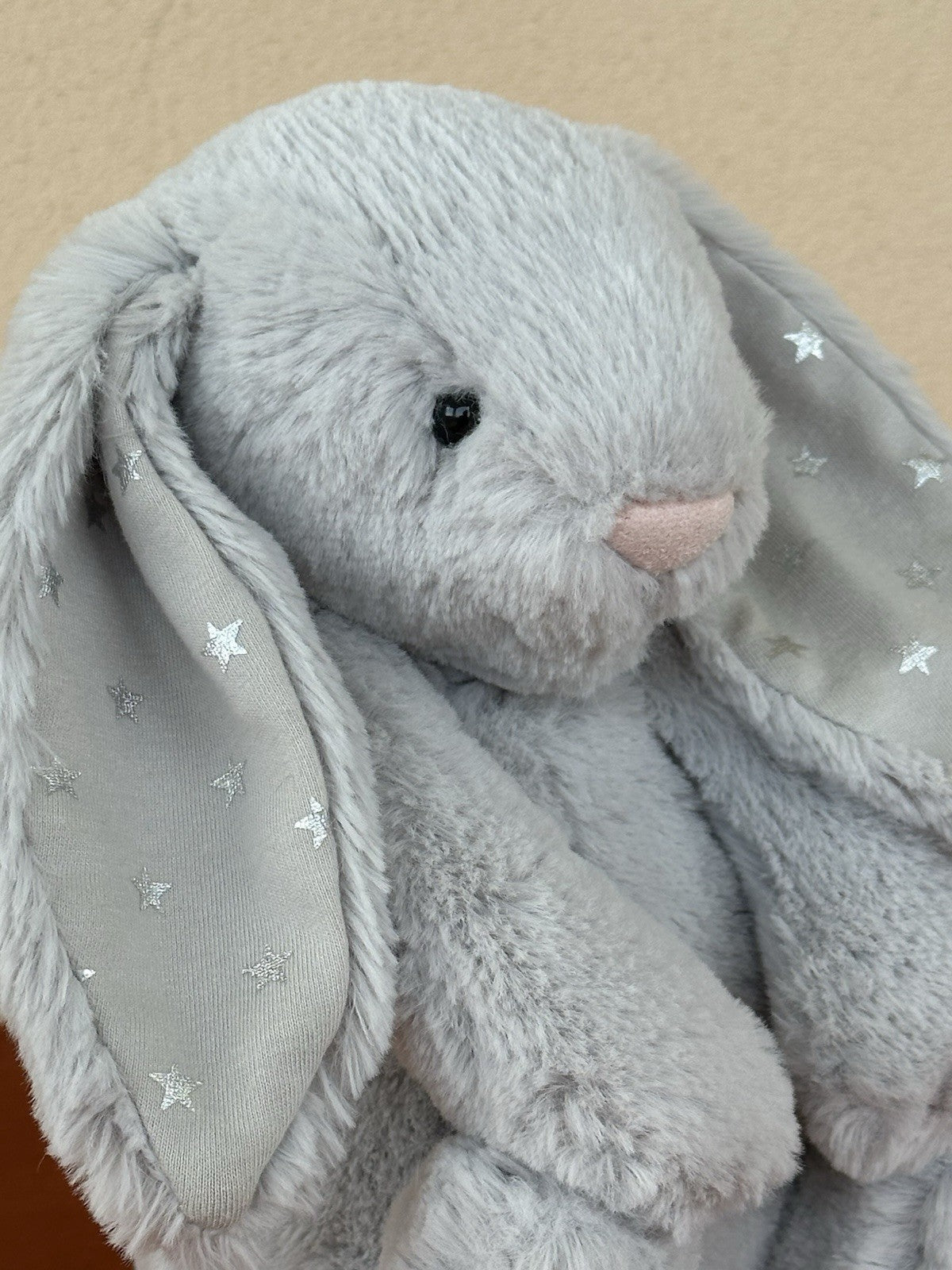 Peluche coniglietto Jellycat Medium Bashful Shimmer grigio chiaro con stelle argento coniglio-