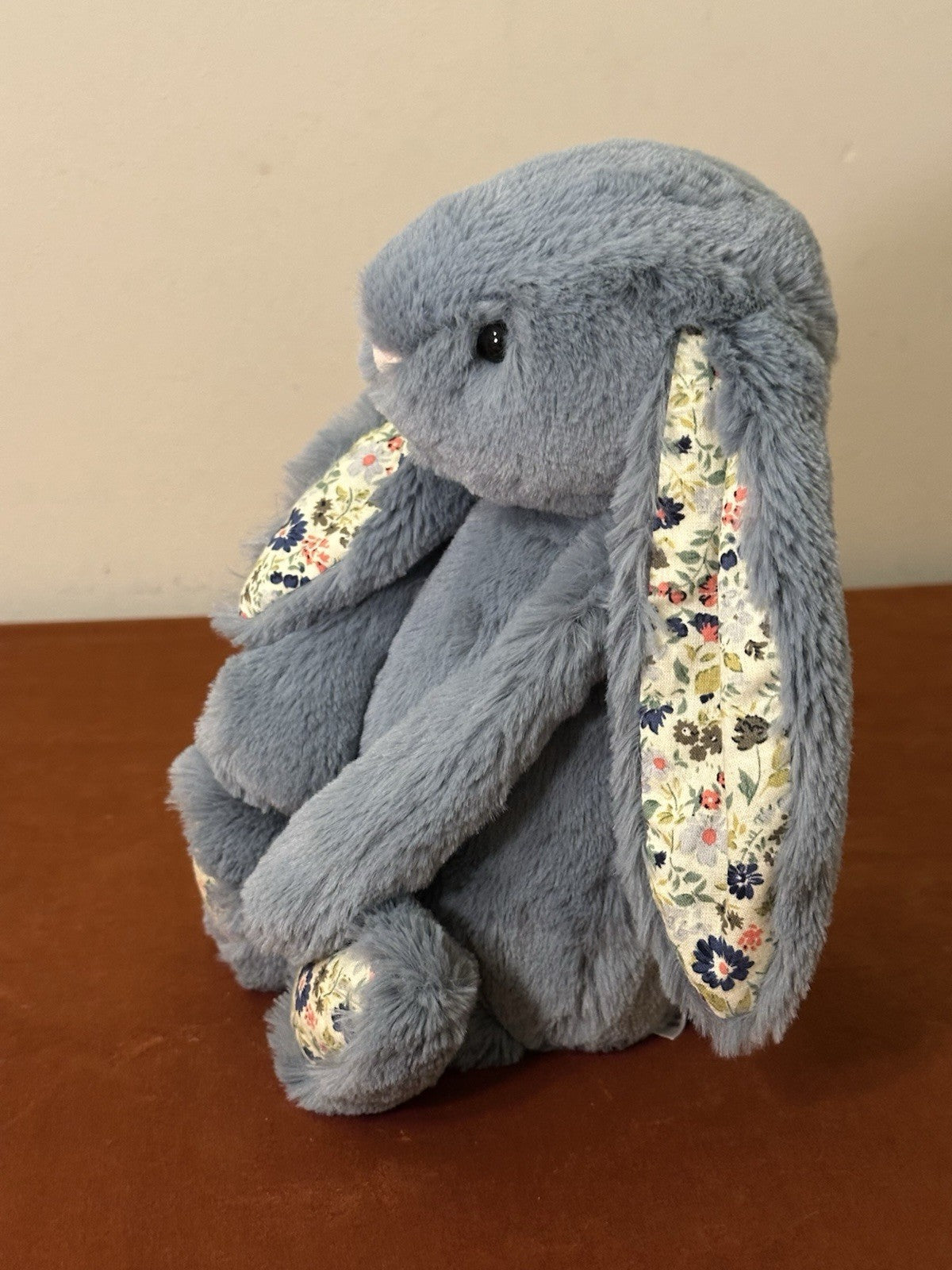 Peluche coniglietto Jellycat Medium Bashful blu scuro fiori nuovo senza etichette coniglio in pensione-