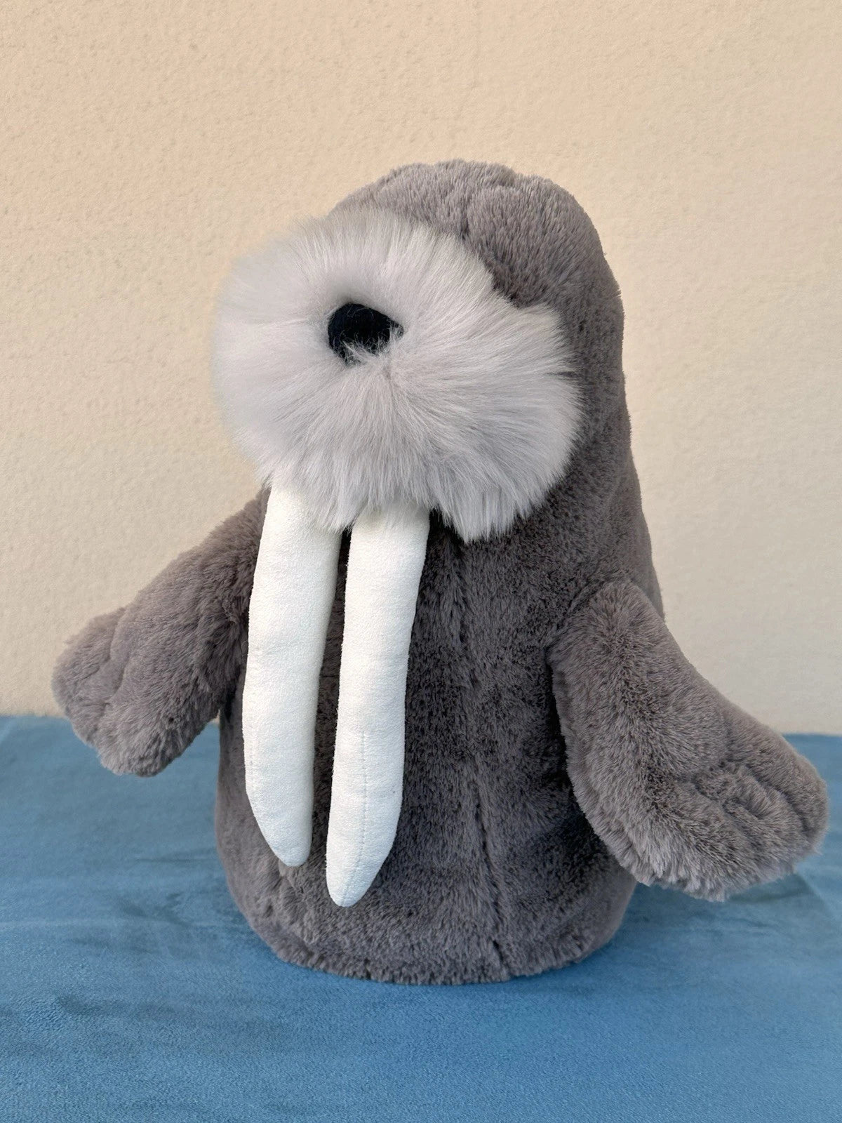 Peluche JellyCat grande Willie Walrus mammifero marino in pensione zanna mammifero marino cm.40