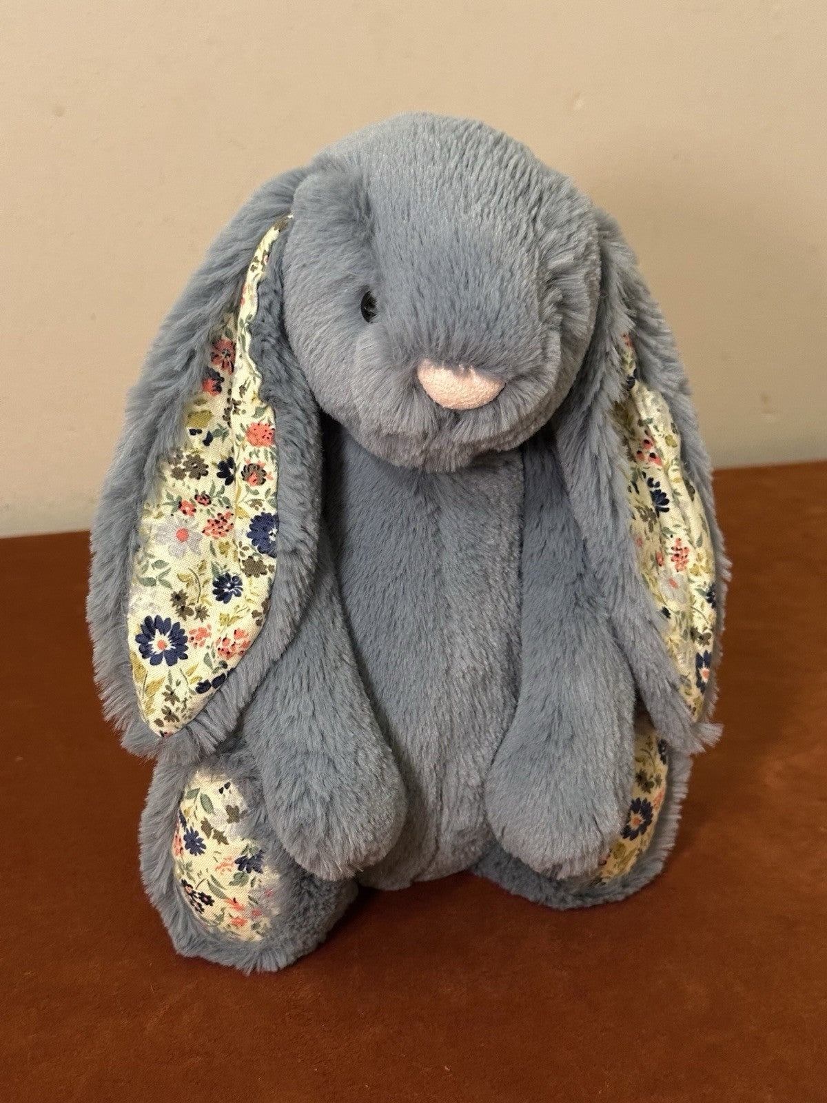 Peluche coniglietto Jellycat Medium Bashful blu scuro fiori nuovo senza etichette coniglio in pensione-