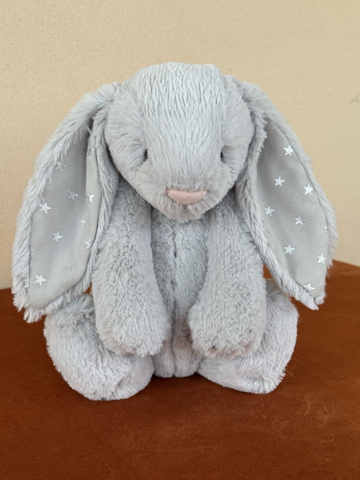 Peluche coniglietto Jellycat Medium Bashful Shimmer grigio chiaro con stelle argento coniglio-
