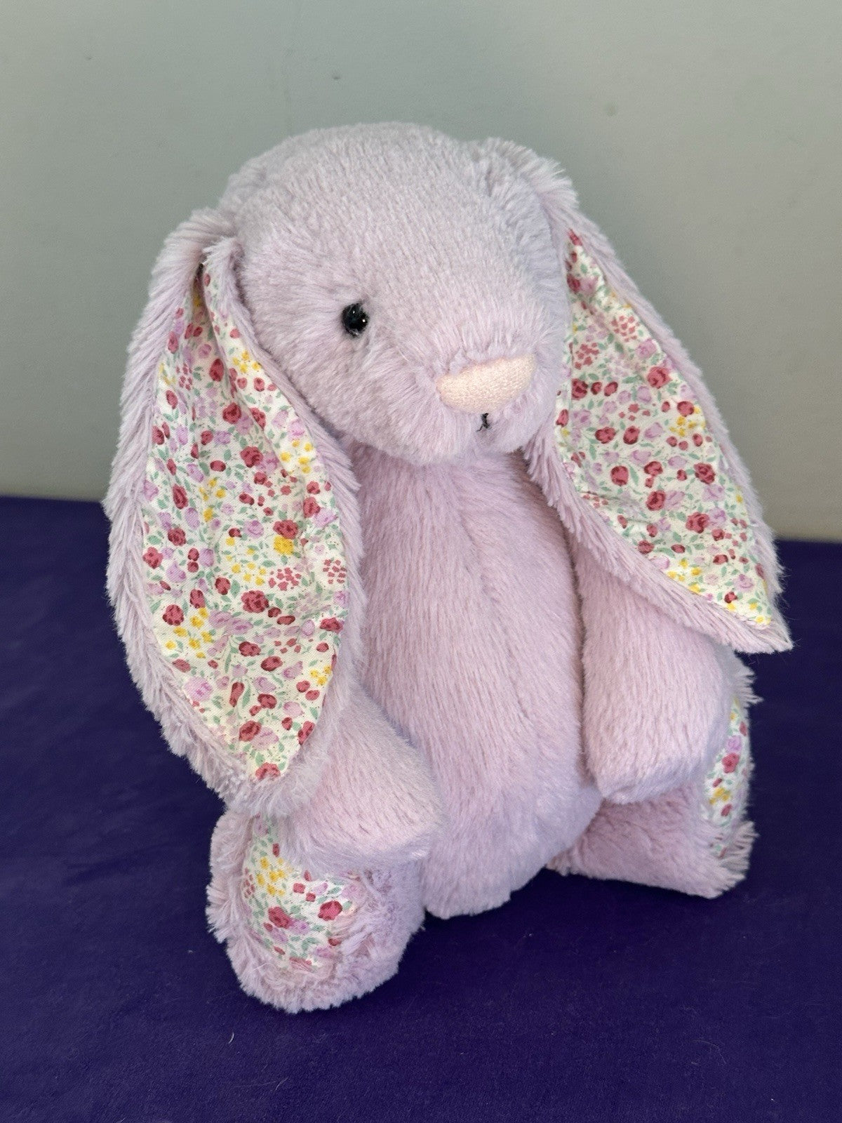 Coniglietto Jellycat Medium Bashful con fiori di gelsomino in pensione raro lilla con fiore coniglio-