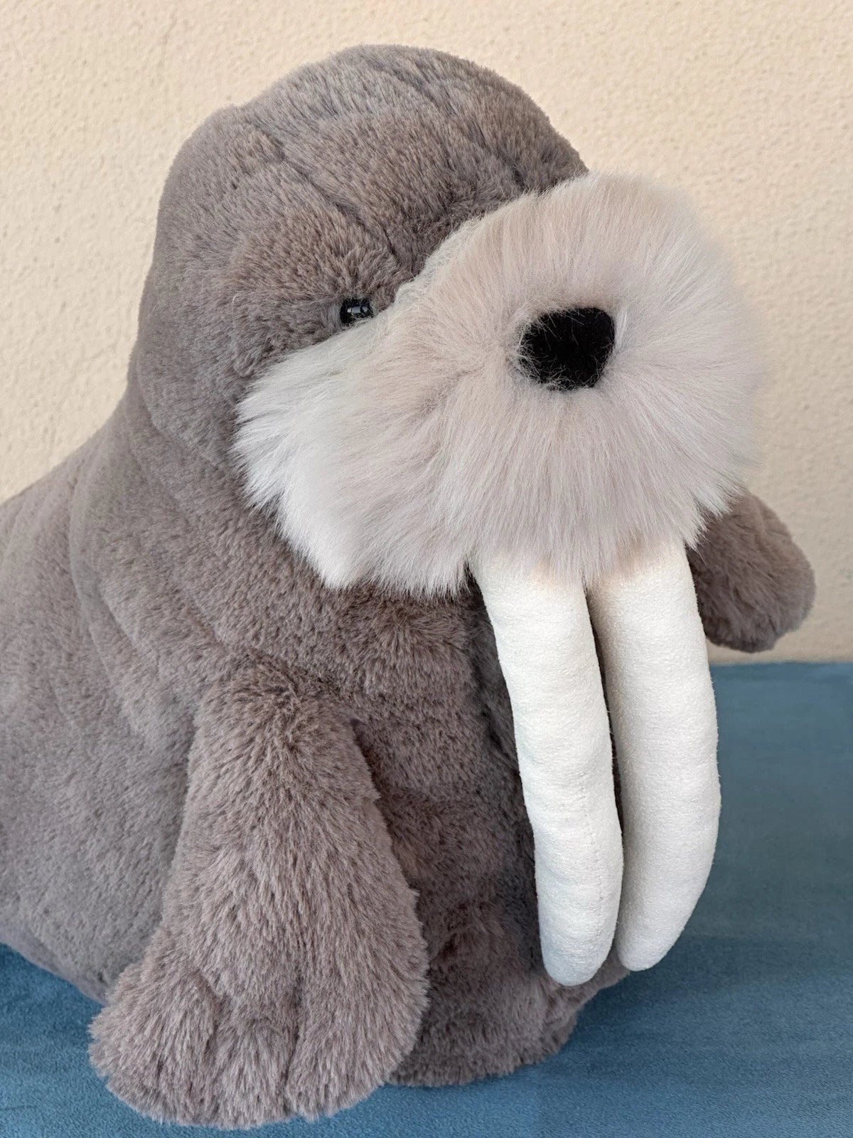 Peluche JellyCat grande Willie Walrus mammifero marino in pensione zanna mammifero marino cm.40