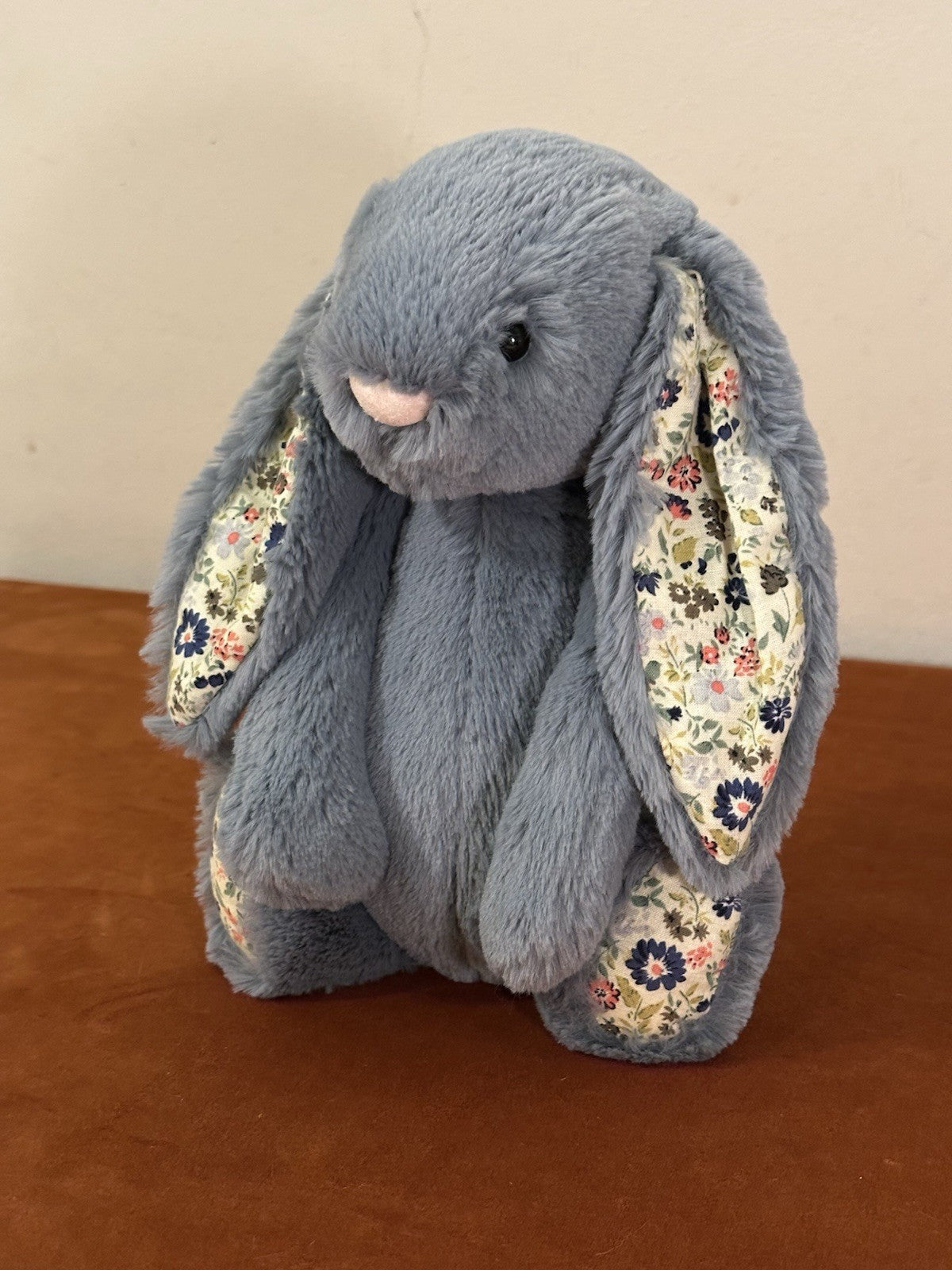 Peluche coniglietto Jellycat Medium Bashful blu scuro fiori nuovo senza etichette coniglio in pensione-