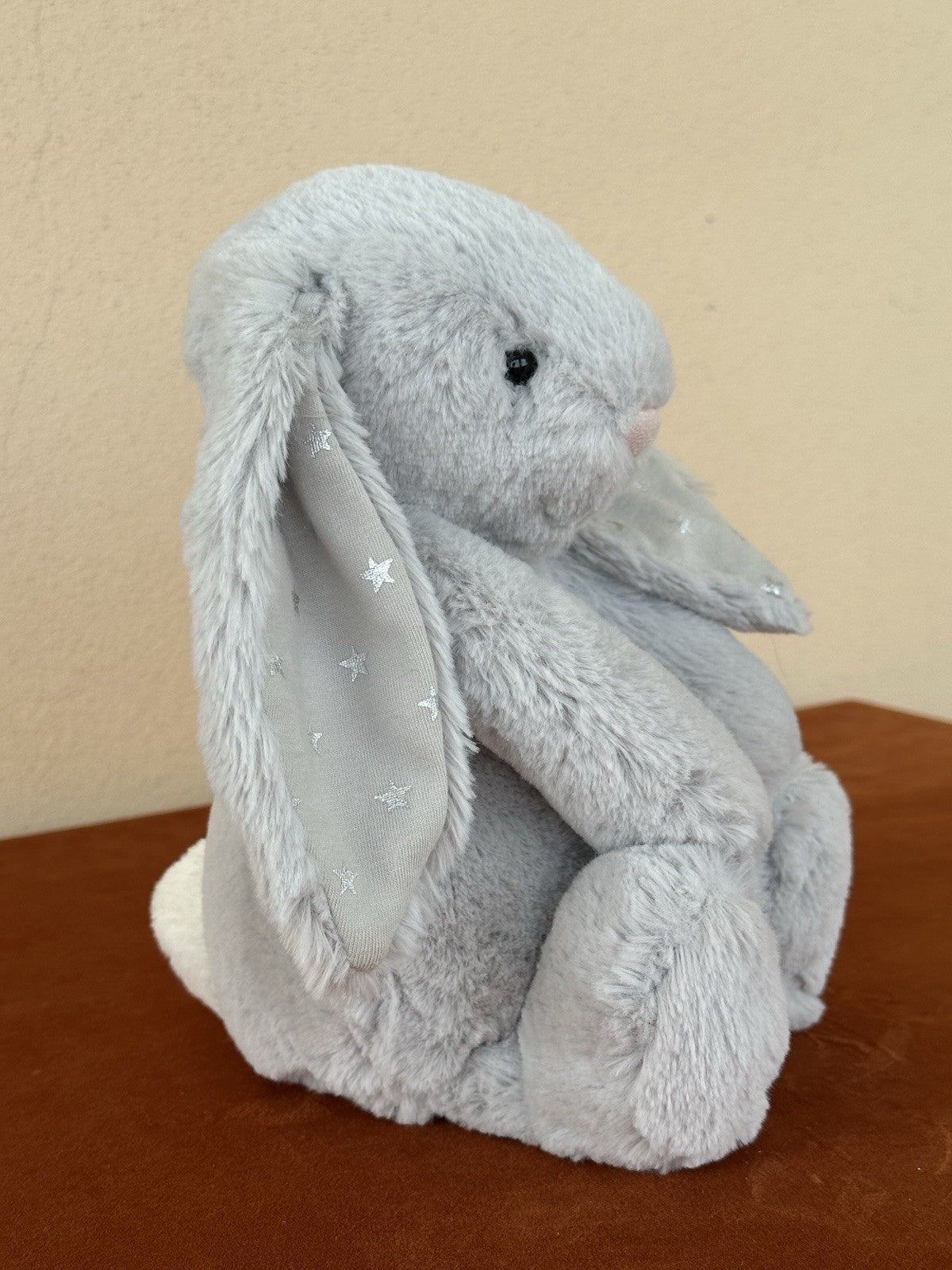 Peluche coniglietto Jellycat Medium Bashful Shimmer grigio chiaro con stelle argento coniglio-