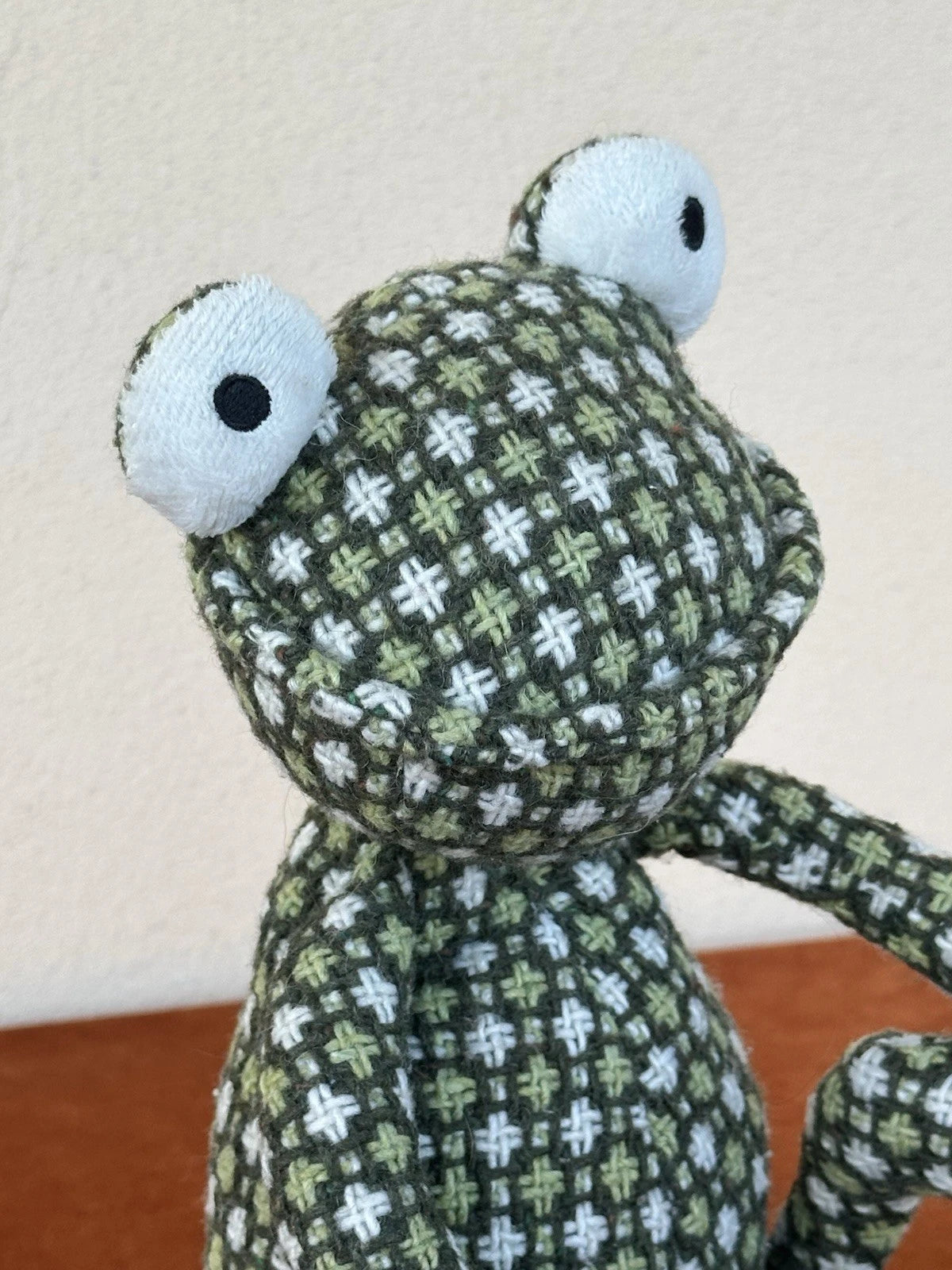 Jellycat Kooky Frog Vintage Green White Crosshatch Pattern Long Legs White Feet