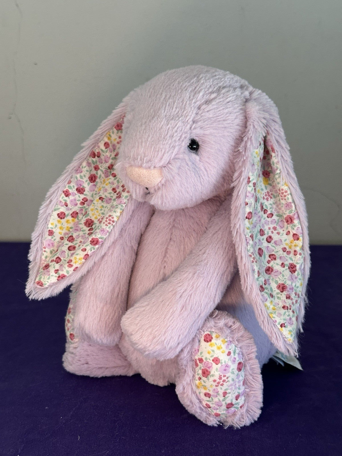 Coniglietto Jellycat Medium Bashful con fiori di gelsomino in pensione raro lilla con fiore coniglio-