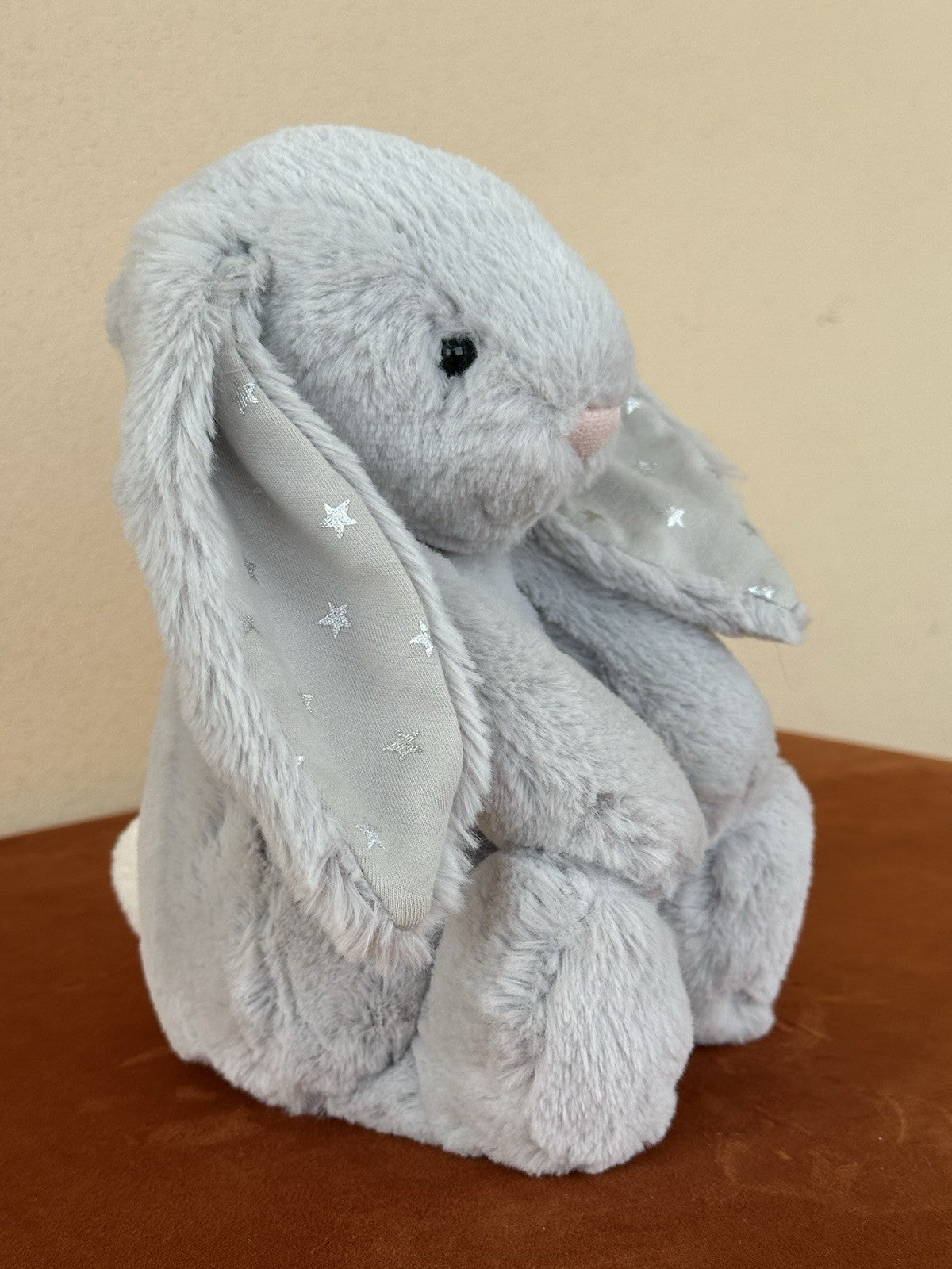 Peluche coniglietto Jellycat Medium Bashful Shimmer grigio chiaro con stelle argento coniglio-