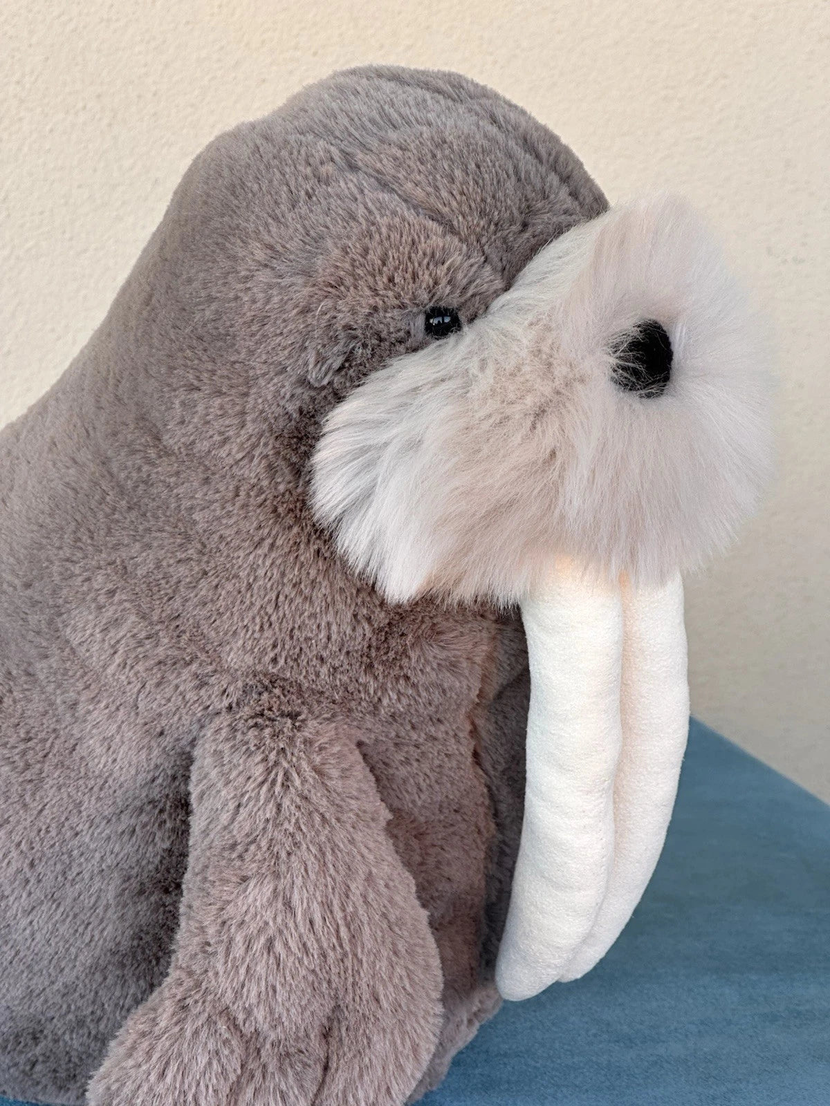Peluche JellyCat grande Willie Walrus mammifero marino in pensione zanna mammifero marino cm.40