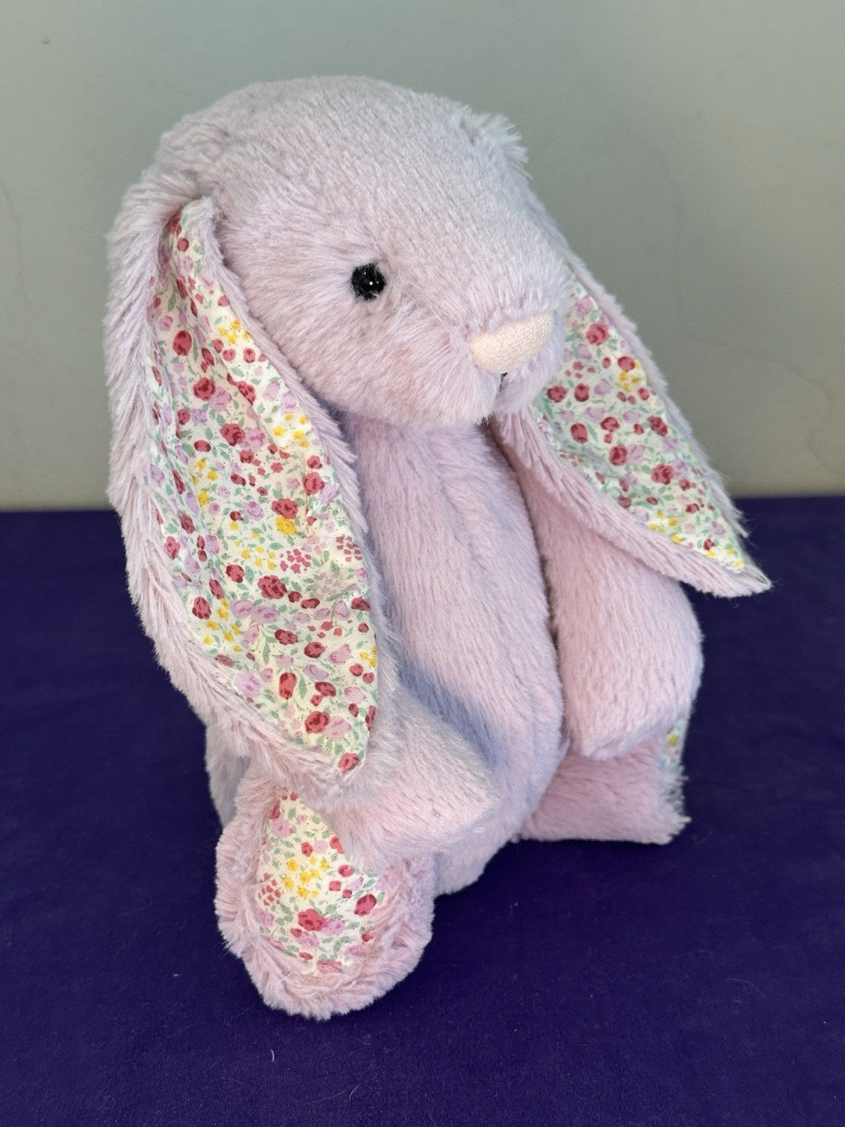 Coniglietto Jellycat Medium Bashful con fiori di gelsomino in pensione raro lilla con fiore coniglio-