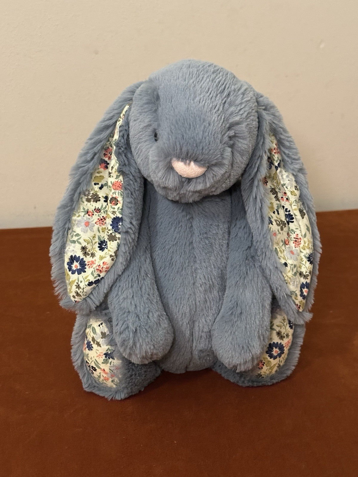Peluche coniglietto Jellycat Medium Bashful blu scuro fiori nuovo senza etichette coniglio in pensione-